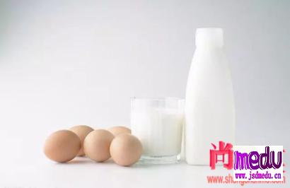 牛奶中全是防腐剂？喝牛奶有毒致癌？