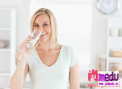 大量饮水能预防“新冠肺炎”？